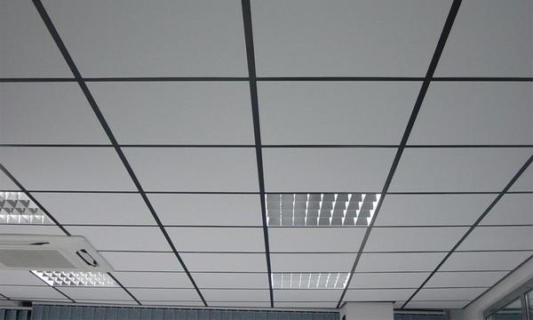 Потолок из металлических панелей прослужит долгое время, так как панели делаются с качественного материала