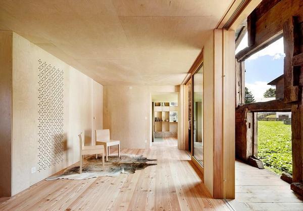 Потолок из фанеры — отличный вариант для деревянного дома благодаря своей невысокой цене и прочностным качествам 