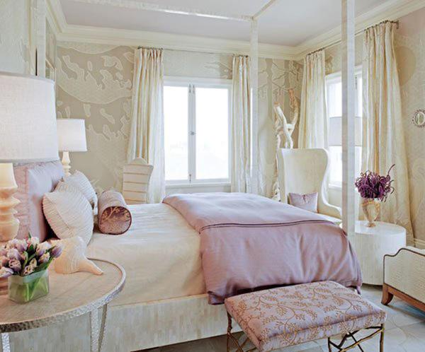 Спальня - это место, которое больше всего располагает к отдыху, поэтому обустроить эту комнату в квартире дизайнеры рекомендуют в стиле "минимализм"