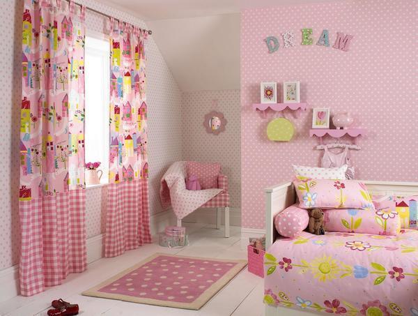 Прекрасно в детской комнате будут смотреться розовые обои