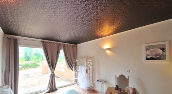 Цена на тканевые полотна для потолков очень низкая, поэтому отделывать потолок таким материалом очень выгодно