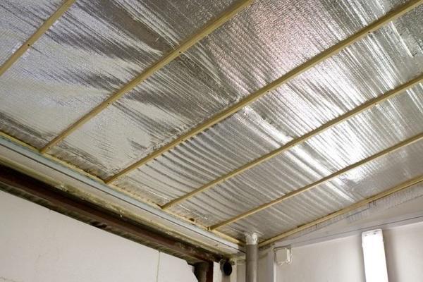 Для того, чтобы отопительная система на потолке работала хорошо, нужно заранее позаботиться о качественной теплоизоляции