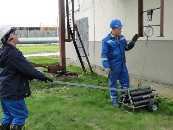 Специалисты рекомендуют проверять лестницы на прочность минимум раз в год