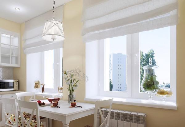 В кухню с двумя окнами попадает достаточное количество солнечного света 