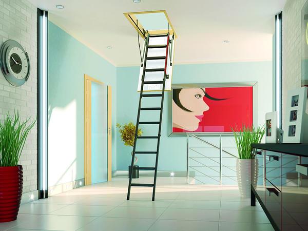 Наиболее практичным и популярным вариантом подъема на чердак является складная лестница