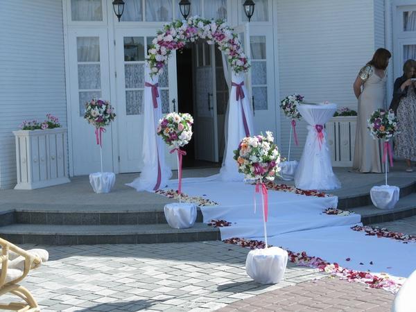 Топиариями можно украсить свадебное торжество
