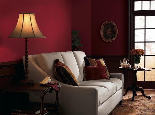 При выборе обоев бордового цвета для отделки стен не стоит перегружать интерьер аксессуарами разнообразных тонов, достаточно 3-х основных цветов