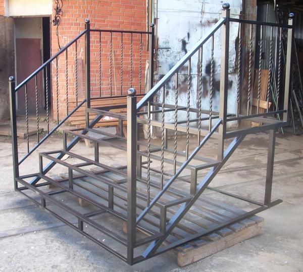 Лестницы с металлическими перилами имеют массу преимуществ