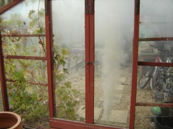 В процессе тления в парнике дымовая шашка уничтожает вредных насекомых и бактерий