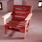 Красное кресло из паллет