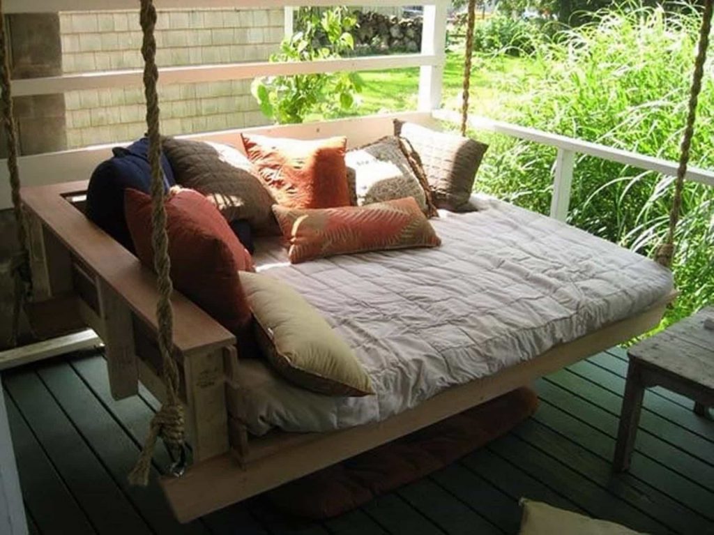 Подвесная кровать из паллет