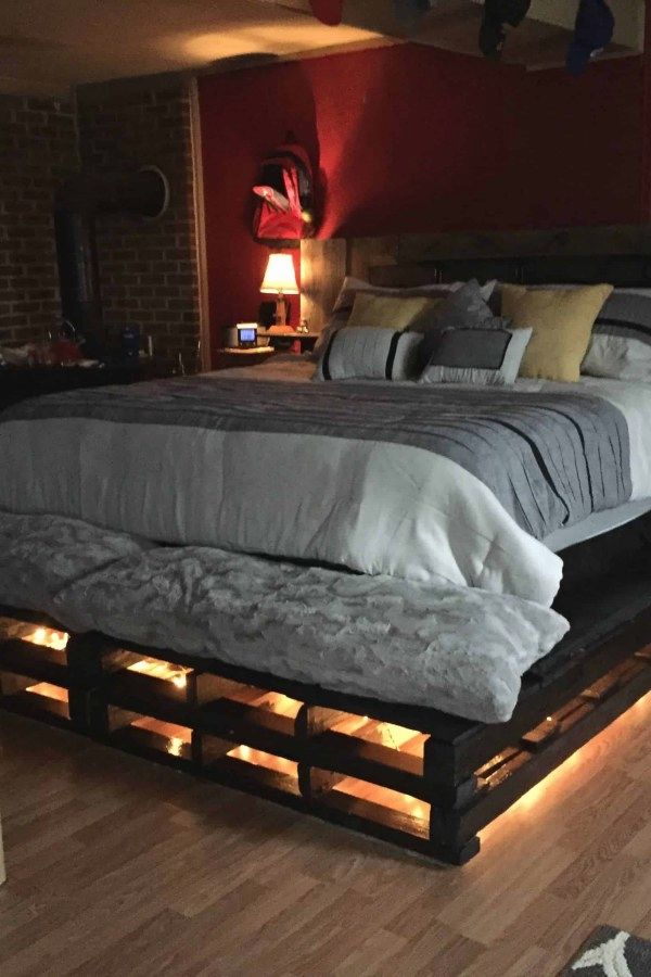 кровать из поддонов на постаменте с подсветкой