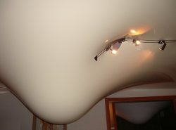 Благодаря своим исключительным качествам, натяжной потолок не позволит воде проникнуть в жилое помещение и нанести ему значительный урон