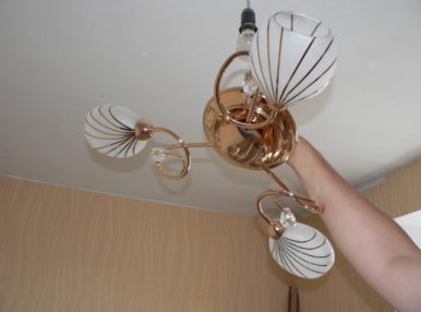 Крепление люстры на потолок из гипсокартона требует не меньше знаний, чем монтаж самих ГКЛ