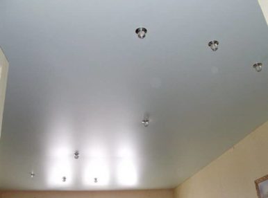 Сатиновый потолок смотрится довольно красиво, аккуратно и практично