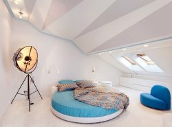 Если площадь мансардного или чердачного помещения позволяет, то одной из лучших идей использования этого пространства станет обустройство там спальни.