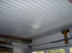 Для отделки потолка в гараже лучше использовать фанеру или ПВХ-панели