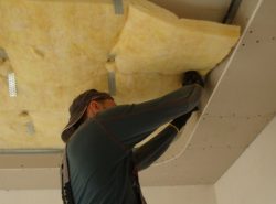 Чтобы предотвратить потерю тепловой энергии через потолок, необходимо осуществить процесс  его утепления