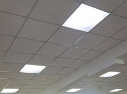 Подвесные потолки со встроенными светильниками хорошо смотрятся как в офисных помещениях, так и в жилых домах