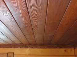 Как правило, деревянный потолок требует дальнейшей обработки для придания ему эстетичного вида