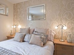 Обои в интерьере спальни являются одним из важнейших элементов, так как благодаря правильно подобранной цветовой гамме можно выделить преимущества даже небольшой комнаты