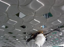 Пенопластовая плитка для потолка прекрасно сочетается с различными элементами интерьера