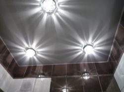 Монтаж освещения в ванной комнате с натяжным потолком лучше доверить профессионалам