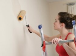 Грунтовка стен необходима для защиты декоративного покрытия от возможной плесени, а также для лучшей адгезии