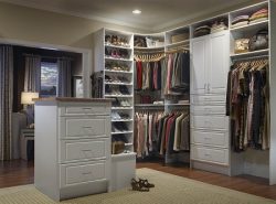 Для гардеробной комнаты необходимо отводить столько места, сколько будет достаточно для расположения предметов мебели: шкафчиков, полок, стенок