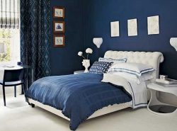 Синий цвет в интерьере спальни способствует расслаблению и положительно влияет на сон