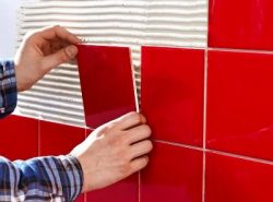Стильно украсить дизайн ванной комнаты можно при помощи красивой плитки на стенах