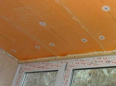 Материалы для утепления потолка на балконе могут отличаться по толщине, виду и цвету