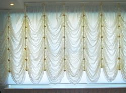 Французская штора – эстетичное украшение интерьера, делающее помещение торжественным благодаря воздушным драпировкам