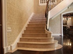Сделать интерьер роскошным и элегантным можно при помощи красивой лестницы из камня