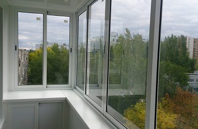 Выполнить алюминиевое остекление балконов можно как самостоятельно, так и с помощью профессионалов