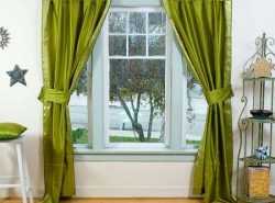 Зеленые шторы придают помещению свежести и заряжают энергией жителей дома