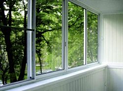 Для обустройства балкона многие предпочитают использовать практичные и надежные алюминиевые окна