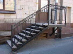 Перила из металла для лестниц обладают высокой прочностью