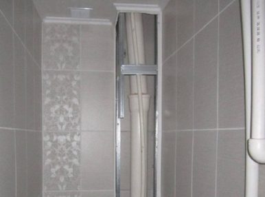 Закрыв трубу в туалете, можно улучшить его эстетические качества